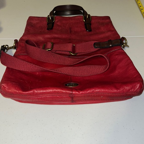 FOSSIL "EXPLORER" FOLD OVER CROSSBODY/ DOUBLE HANDLE RED LEATHER TOTE - Picture 6 of 12